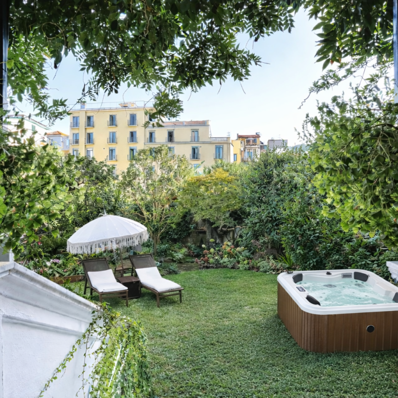 vasca idromassaggio in giardino